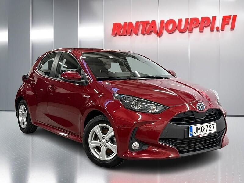 Käytetty Toyota Yaris Hybrid Active 116 HP (85 kW) 2021 Punainen Viistoperä
