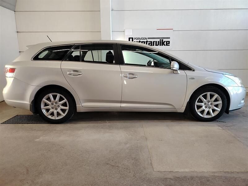Käytetty Toyota Avensis Sol 150 HP (110 kW) 2009 Hopea Farmari