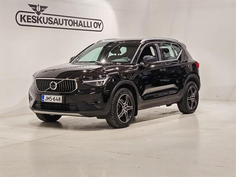 Käytetty Volvo XC40 Plus 163 HP (119 kW) 2023 Musta Katumaasturi