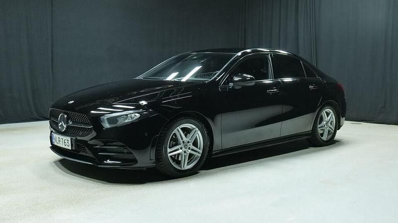 Käytetty Mercedes A180 Business 116 HP (85 kW) 2019 Musta Sedan