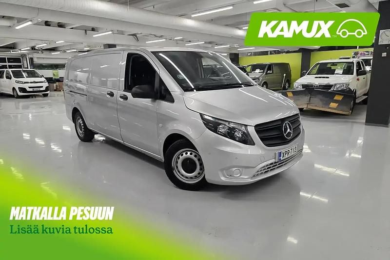 Hopea / harmaa Käytetty 2021 Mercedes Vito Van | 23 500 € - Kuva 1/4