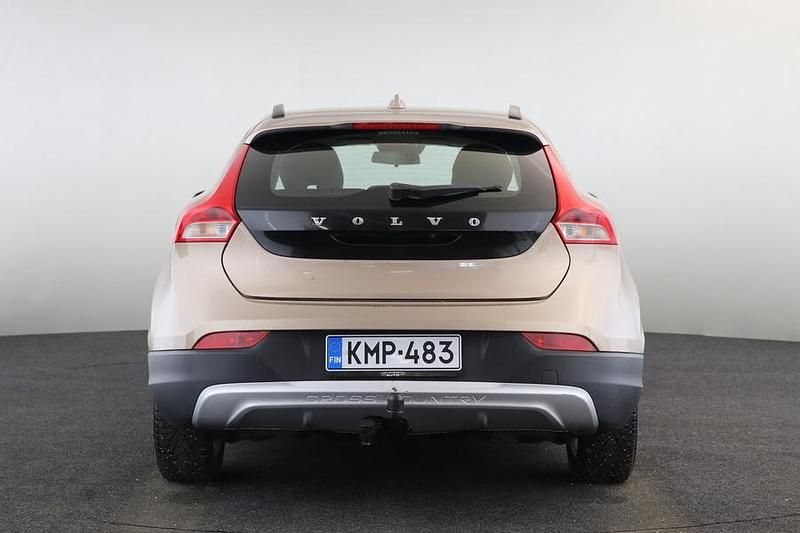 Käytetty Volvo V40 Momentum 114 HP (83 kW) 2015 Ruskea Viistoperä