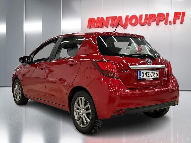 Käytetty Toyota Yaris Hybrid Active 73 HP (53 kW) 2016 Punainen Viistoperä