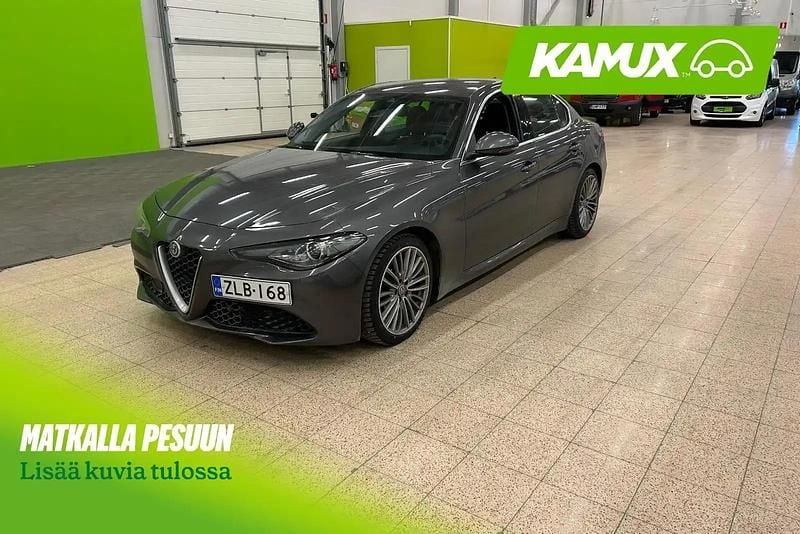 Käytetty Alfa Romeo Giulia Super 180 HP (132 kW) 2016 Hopea / harmaa Sedan