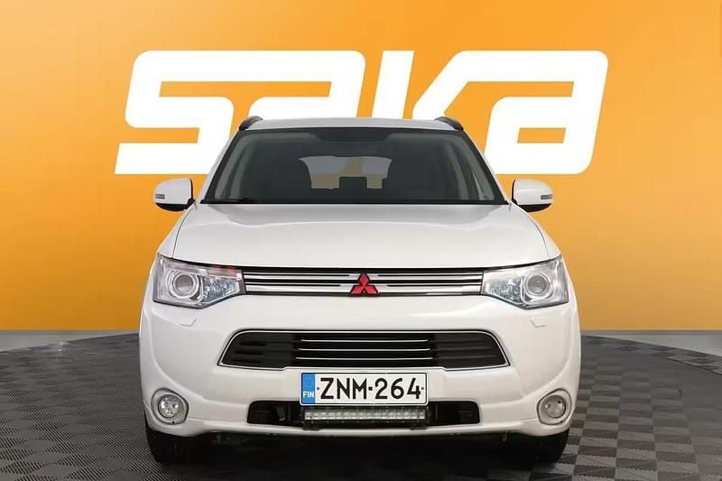Käytetty Mitsubishi Outlander P-HEV Instyle 203 HP (149 kW) 2014 Farmari
