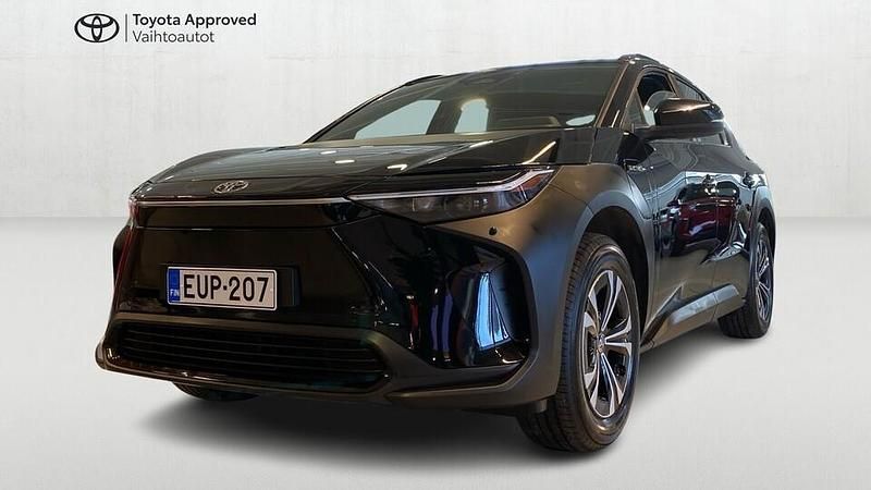 Käytetty Toyota bZ4X Active 160 kW (218 HP) 2023 Musta Katumaasturi
