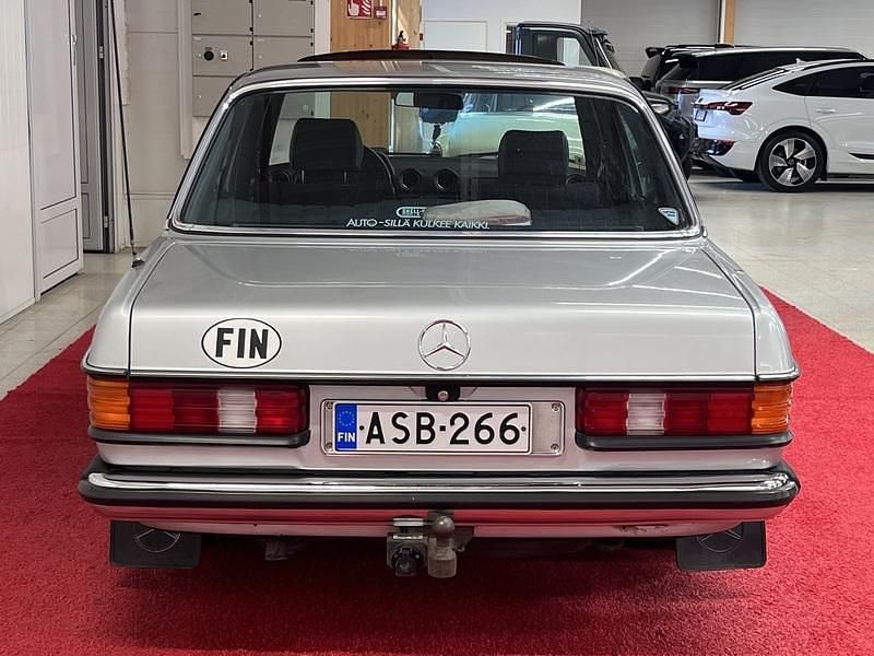 Käytetty Mercedes 200 1983 Sedan