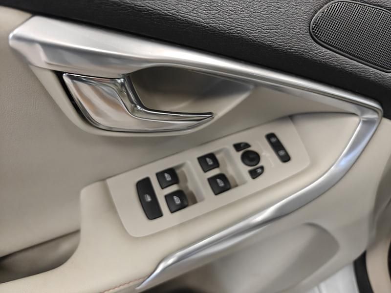 Käytetty Volvo V40 Business Edition 114 HP (83 kW) 2015 Farmari