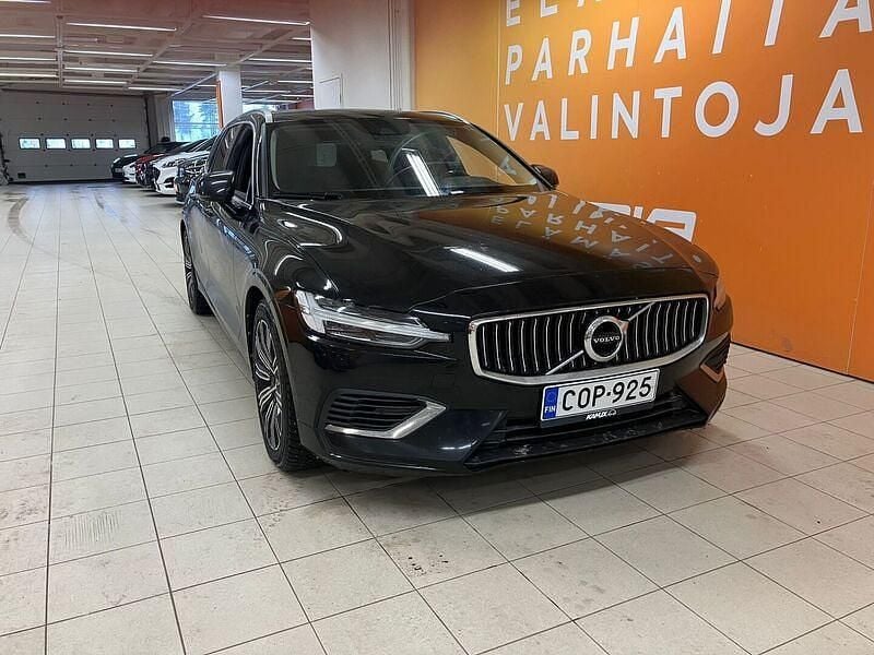 Käytetty Volvo V60 Momentum 340 HP (250 kW) 2021 Farmari