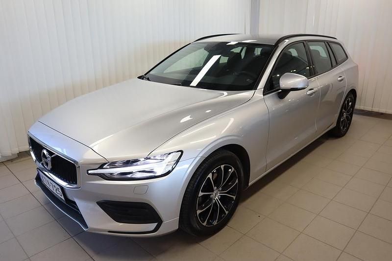 Käytetty Volvo V60 Momentum 190 HP (139 kW) 2019 Hopea Farmari