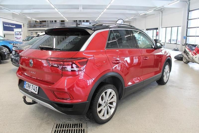 Käytetty VW T-Roc Comfortline 110 HP (80 kW) 2023 Punainen Katumaasturi