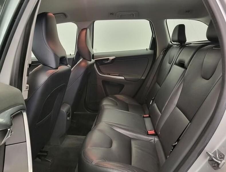 Käytetty Volvo XC60 Summum 181 HP (133 kW) 2015 Hopea Katumaasturi