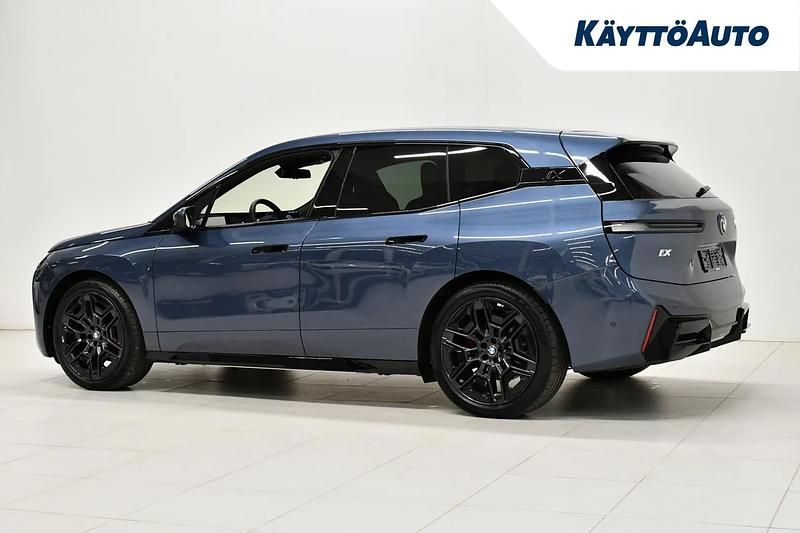 Uusi BMW iX Comfort Edition 400 kW (544 HP) 2026 Artic race blue meta Katumaasturi