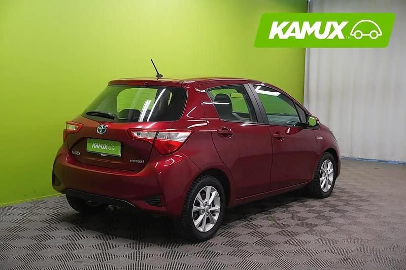 Käytetty Toyota Yaris Hybrid Active 73 HP (53 kW) 2018 Punainen Sedan