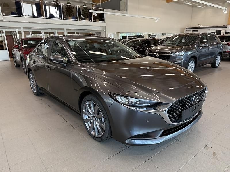 Harmaa Uusi 2025 Mazda 3 Center-Line Sedan | 34 900 € (Perustarjous) - Kuva 1/4