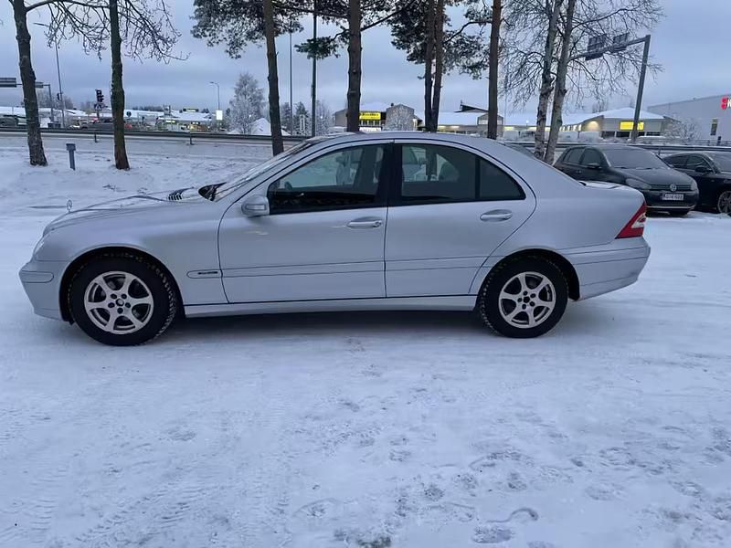 Käytetty Mercedes C180 2005