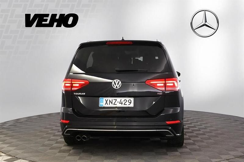 Käytetty VW Touran Highline 180 HP (132 kW) 2016 Musta Tila-auto