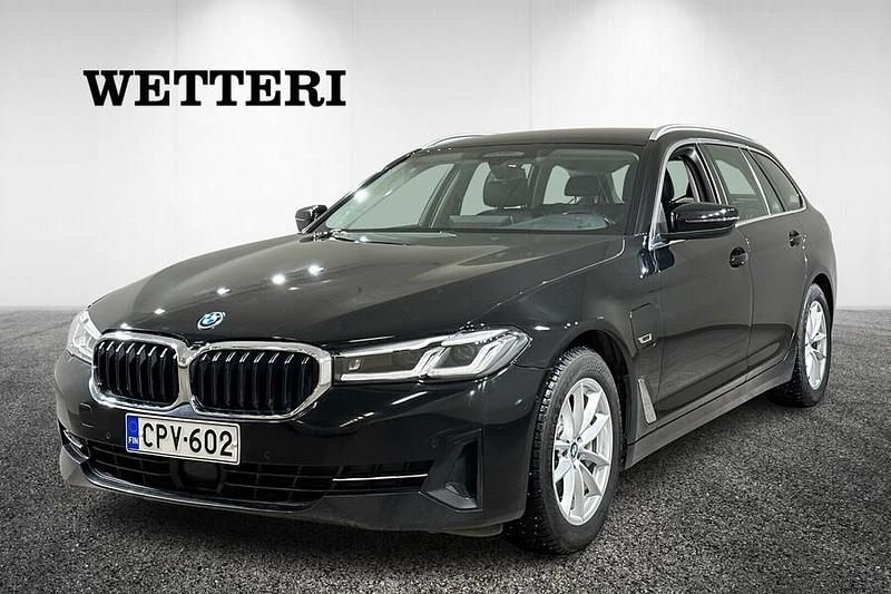Musta Käytetty 2022 BMW 530e Farmari | 26 900 € (Perustarjous) - Kuva 1/4