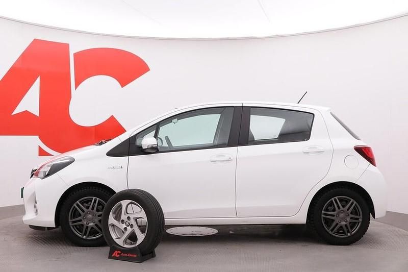 Käytetty Toyota Yaris Hybrid Active 99 HP (72 kW) 2016 Valkoinen Viistoperä