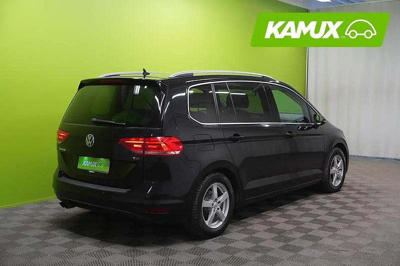 Käytetty VW Touran Highline 150 HP (110 kW) 2016 Musta Tila-auto