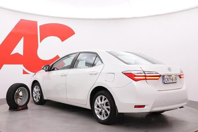 Käytetty Toyota Corolla Multidrive S 132 HP (97 kW) 2017 Valkoinen Sedan