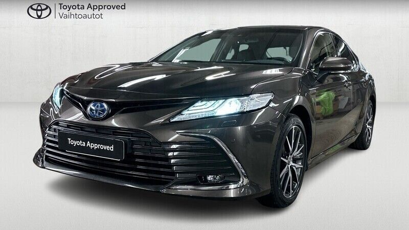 Ruskea Käytetty 2023 Toyota Camry Style Sedan | 37 990 € (Hieman kallis) - Kuva 1/4