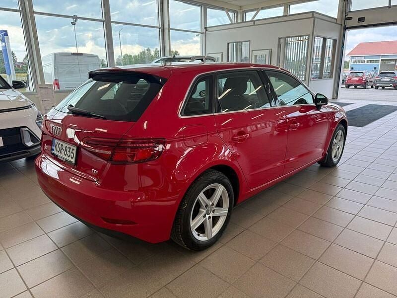 Käytetty Audi A3 Sportback Business 110 HP (80 kW) 2017 Punainen Viistoperä