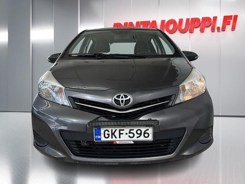 Käytetty Toyota Yaris Sol 99 HP (72 kW) 2012 Viistoperä