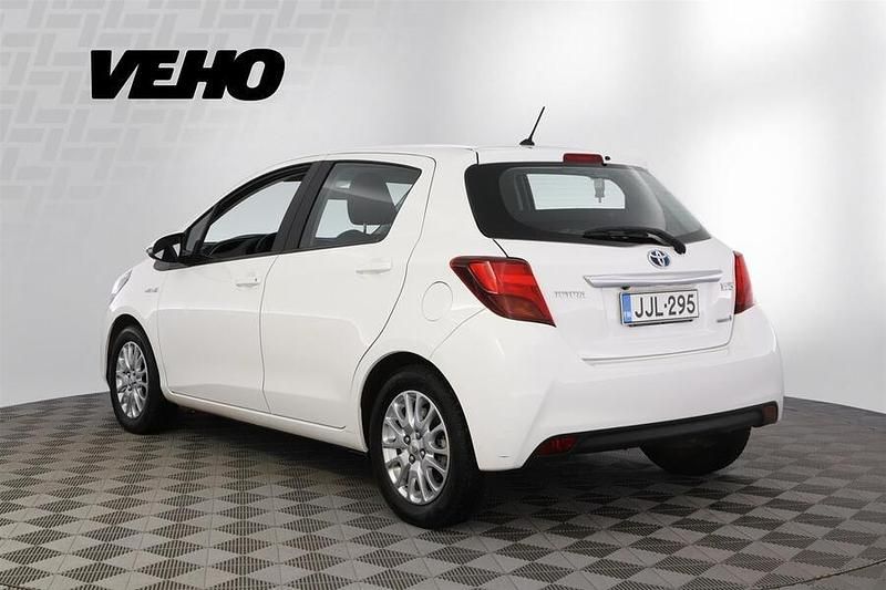 Käytetty Toyota Yaris Hybrid Active 75 HP (55 kW) 2014 Valkoinen Viistoperä