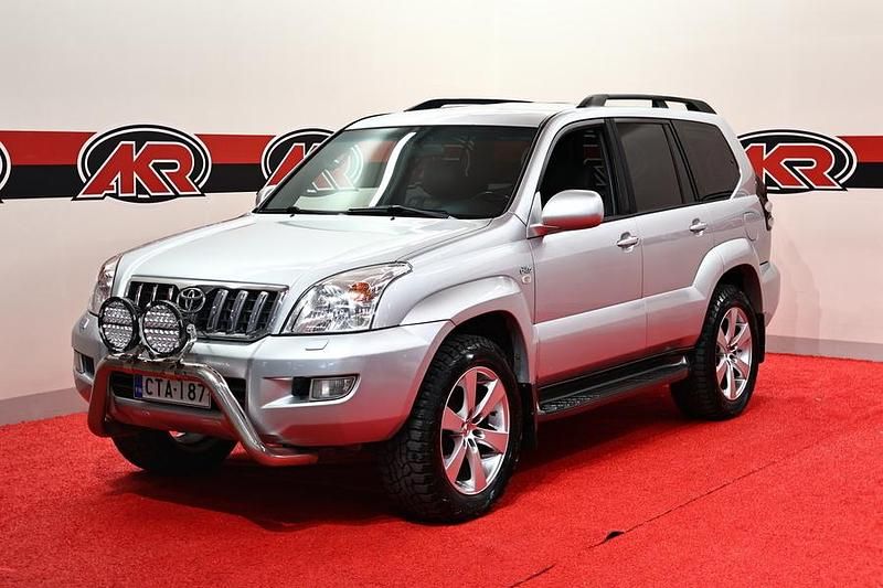 Käytetty Toyota Land Cruiser Luxury 166 HP (122 kW) 2005 Hopea Katumaasturi