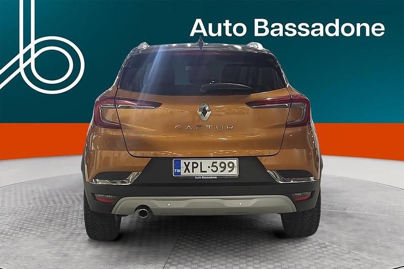 Käytetty Renault Captur Intens 140 HP (102 kW) 2021 Katumaasturi