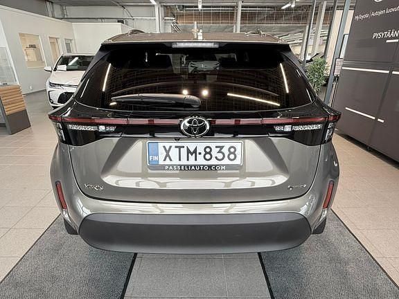 Käytetty Toyota Yaris Cross 116 HP (85 kW) 2025 Ruskea (beige) Katumaasturi