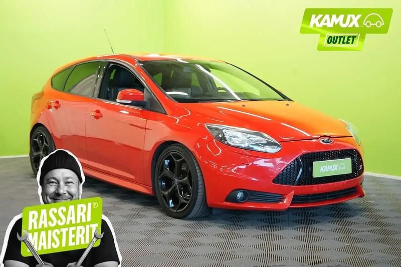 Punainen Käytetty 2014 Ford Focus ST Sedan | 16 800 € (Perustarjous) - Kuva 1/4