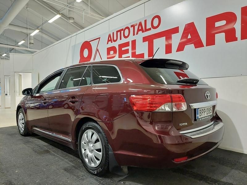 Käytetty Toyota Avensis Sol 147 HP (108 kW) 2012 Punainen Farmari