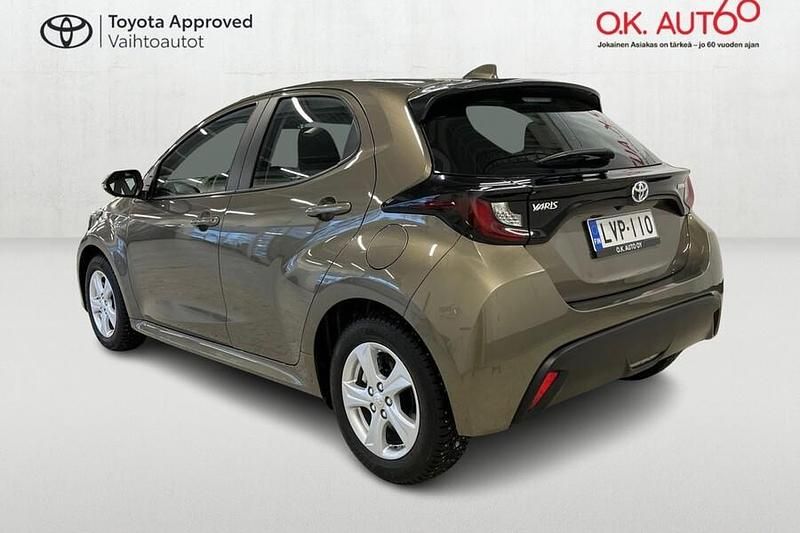 Käytetty Toyota Yaris Hybrid Active 116 HP (85 kW) 2024 Ruskea Viistoperä