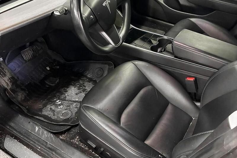 Käytetty Tesla Model 3 339 kW (462 HP) 2019 Musta Sedan