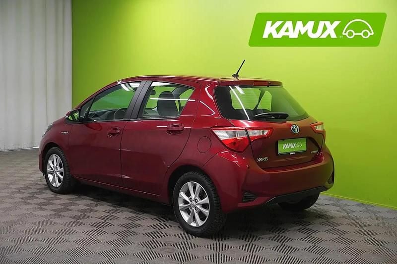 Käytetty Toyota Yaris Hybrid Active 73 HP (53 kW) 2018 Punainen Sedan