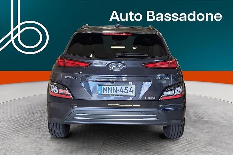 Käytetty Hyundai Kona Limited 100 kW (136 HP) 2023 Harmaa Katumaasturi