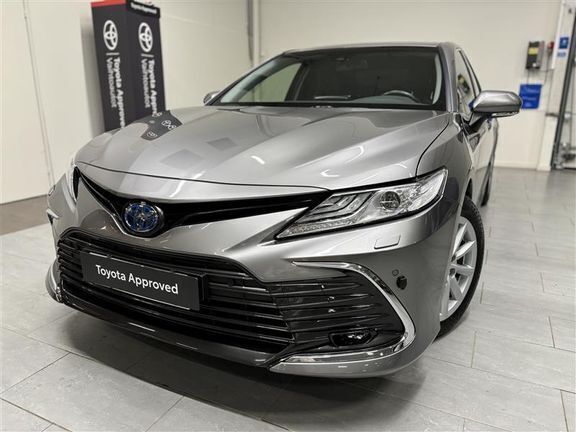 Harmaa Käytetty 2022 Toyota Camry Style Sedan | 34 960 € (Hieman kallis) - Kuva 1/4
