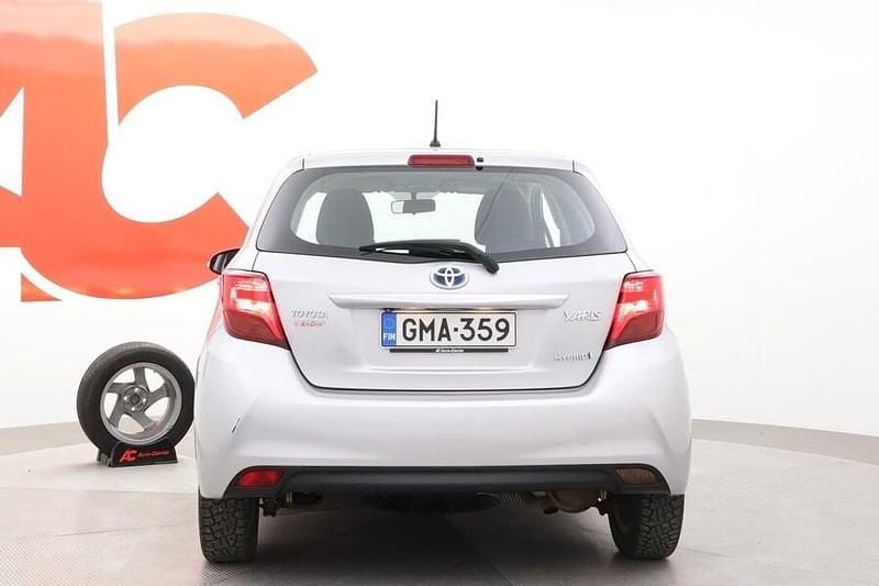 Käytetty Toyota Yaris Hybrid Active 73 HP (53 kW) 2016 Hopea Viistoperä