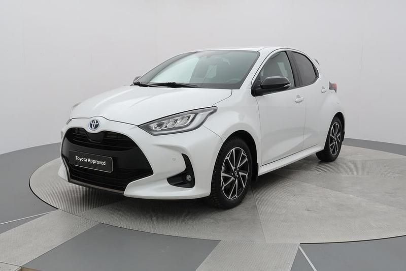 Käytetty Toyota Yaris Hybrid Premium 116 HP (85 kW) 2022 Valkoinen Viistoperä