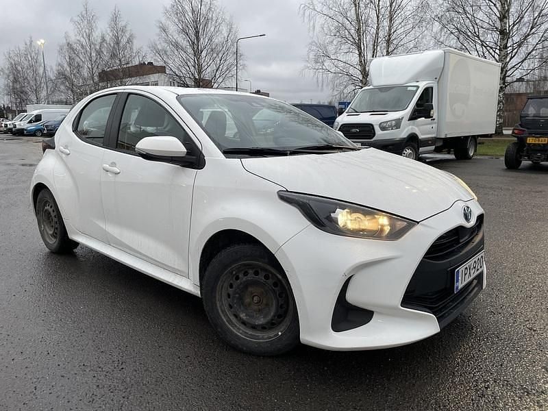 Valkoinen Käytetty 2022 Toyota Yaris Hybrid Active Viistoperä | 15 800 € (Perustarjous) - Kuva 1/4