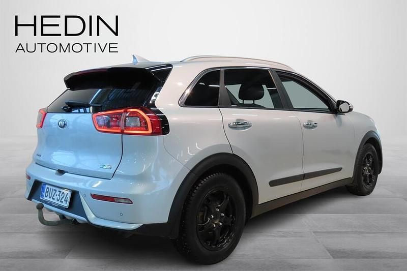Käytetty Kia Niro Premium 105 HP (77 kW) 2018 Hopea Katumaasturi