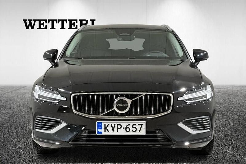 Käytetty Volvo V60 Plus 350 HP (257 kW) 2025 Musta Farmari