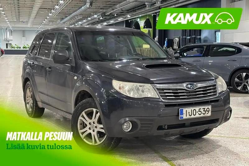 Käytetty Subaru Forester 147 HP (108 kW) 2010 Hopea / harmaa Katumaasturi