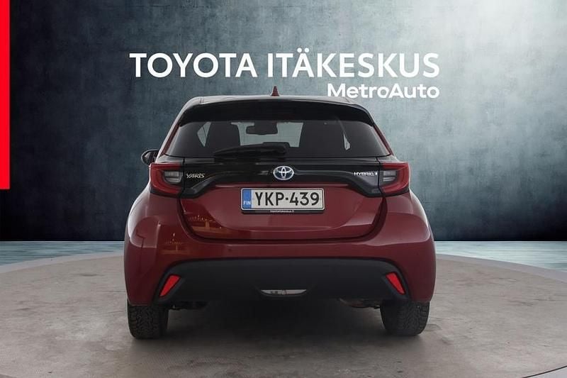 Käytetty Toyota Yaris Hybrid Style 116 HP (85 kW) 2020 Punainen Viistoperä