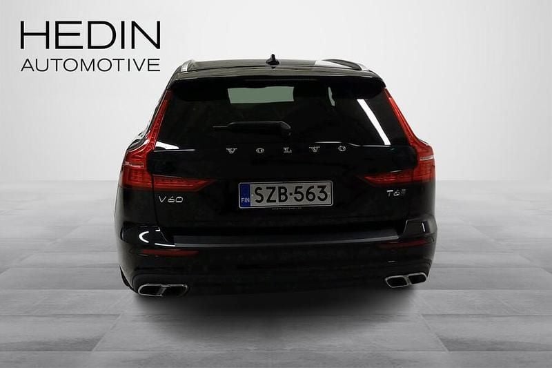 Käytetty Volvo V60 Momentum 340 HP (250 kW) 2020 Musta Farmari