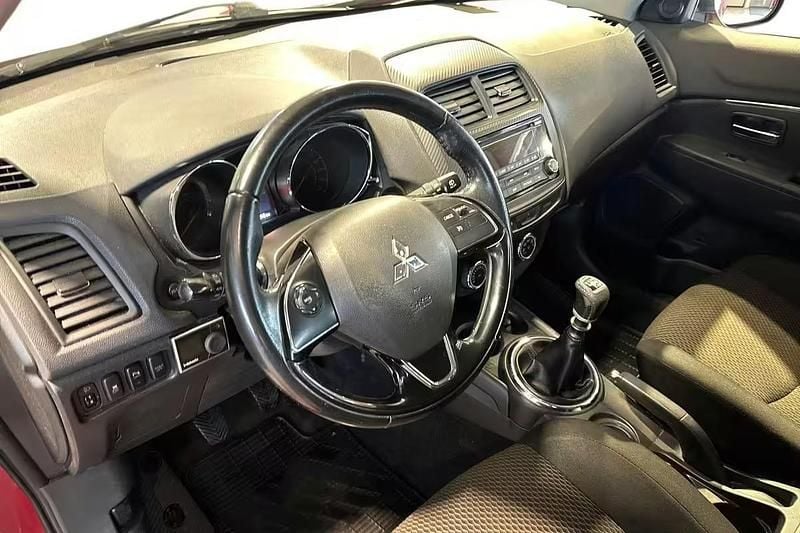 Käytetty Mitsubishi ASX Invite 114 HP (83 kW) 2016 Punainen Katumaasturi