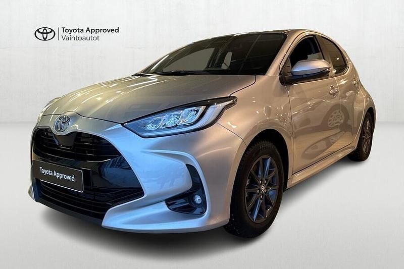 Käytetty Toyota Yaris Hybrid Plus 116 HP (85 kW) 2025 Hopea Viistoperä