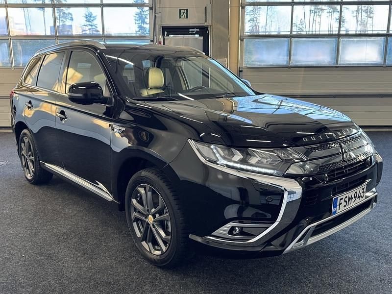 Käytetty Mitsubishi Outlander P-HEV Instyle 135 HP (99 kW) 2020 Katumaasturi